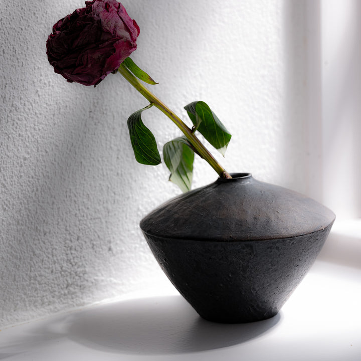 Tomoko Iwata, Vase, kegelförmig umgedreht, schwarz | japanische Keramik (TI11)