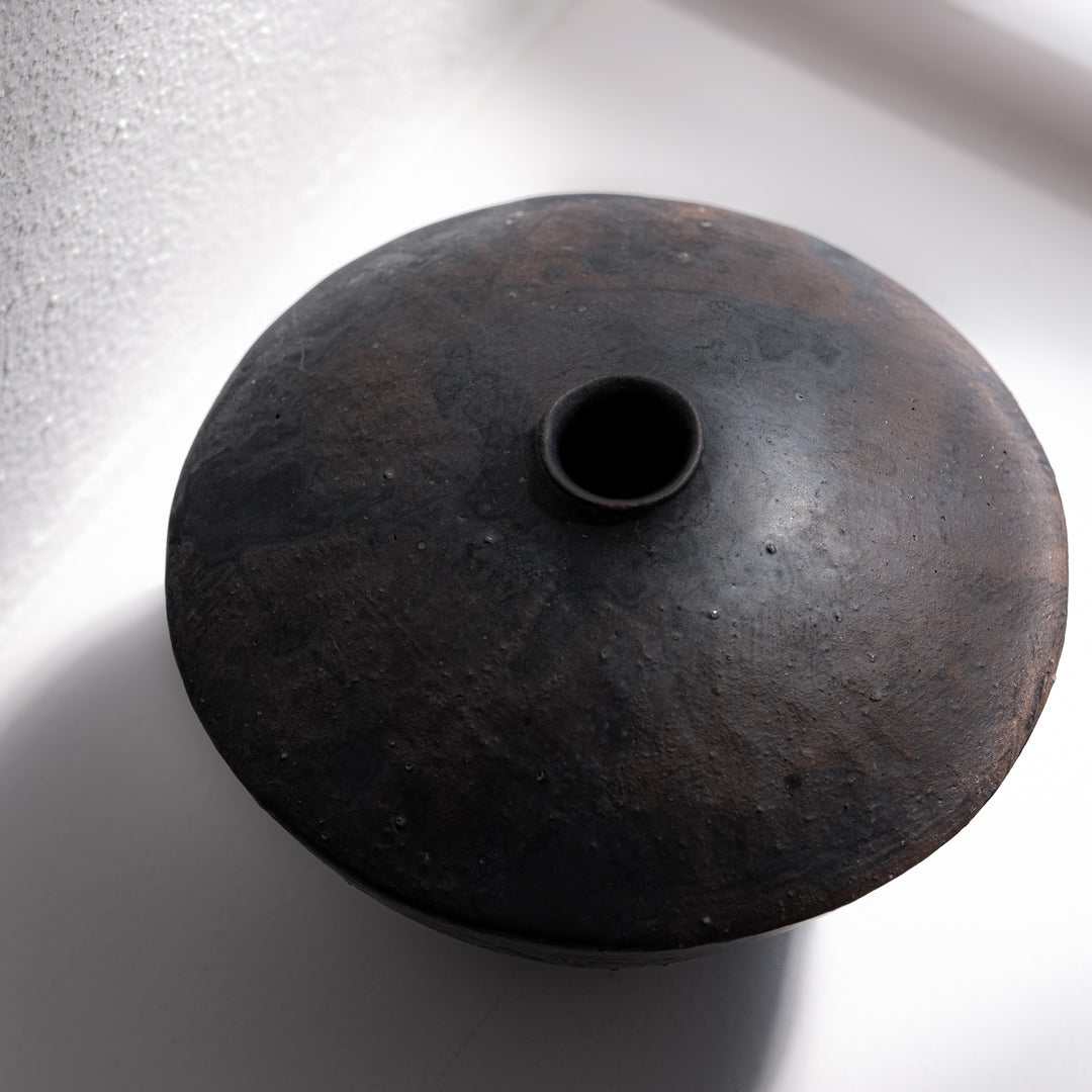 Tomoko Iwata, Vase, kegelförmig umgedreht, schwarz | japanische Keramik (TI11)
