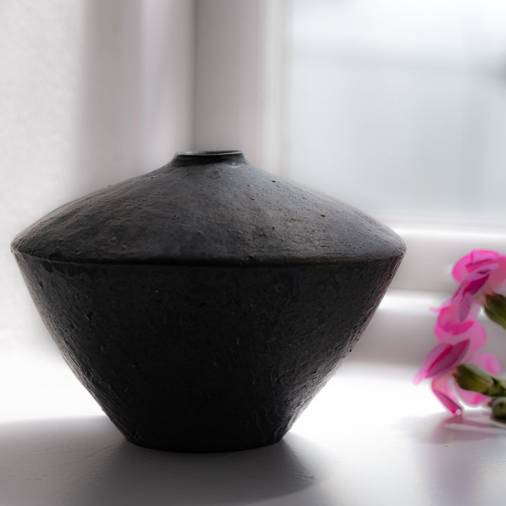Tomoko Iwata, Vase, kegelförmig umgedreht, schwarz | japanische Keramik (TI11)
