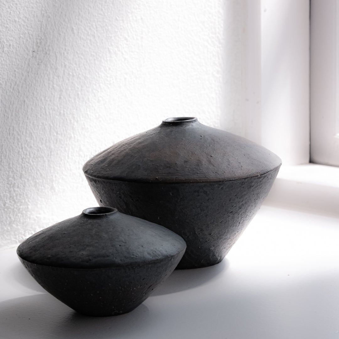 Tomoko Iwata, Vase, kegelförmig umgedreht, schwarz | japanische Keramik (TI11)