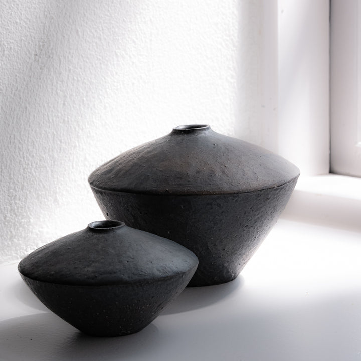 Tomoko Iwata, Vase, kegelförmig umgedreht, schwarz | japanische Keramik (TI11)