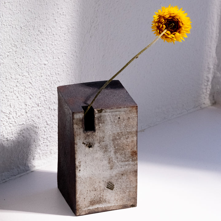 Tomoko Iwata, Vase, Ziegelform, dunkel mit weißer Glasur | japanische Keramik (TI17)