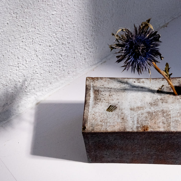Tomoko Iwata, Vase, Ziegelform, dunkel mit weißer Glasur | japanische Keramik (TI17)