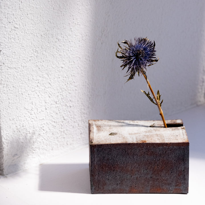Tomoko Iwata, Vase, Ziegelform, dunkel mit weißer Glasur | japanische Keramik (TI17)