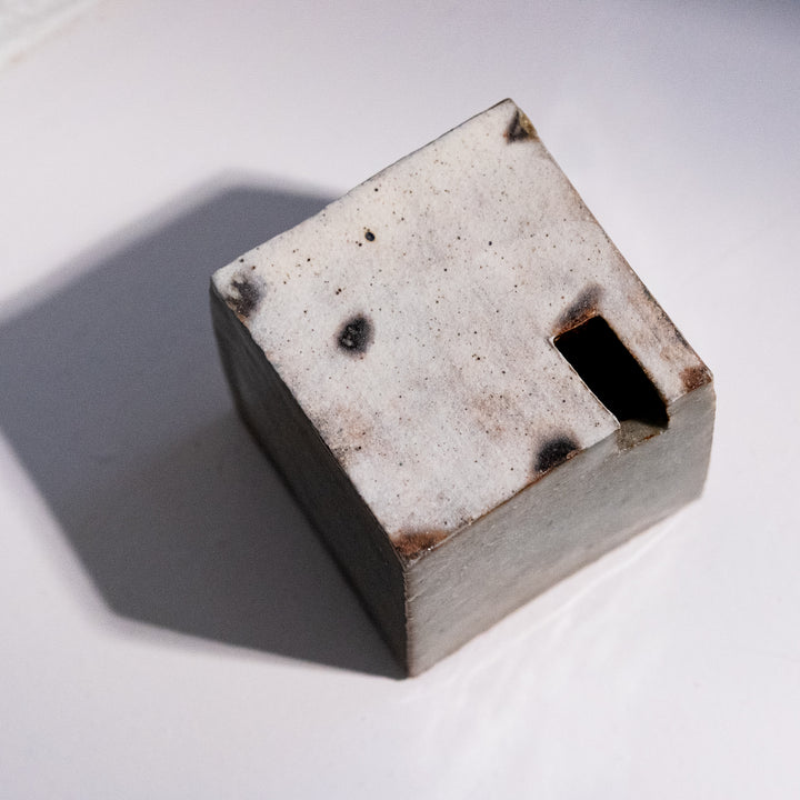 Tomoko Iwata, vase, cube, white/ green | Japanese ceramics (TI02)