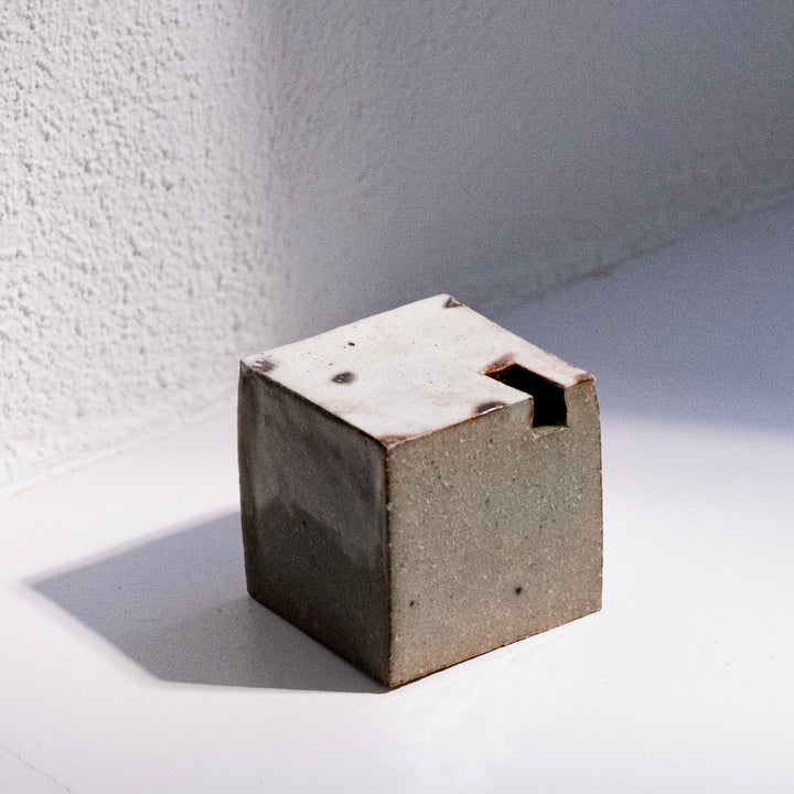 Tomoko Iwata, vase, cube, white/ green | Japanese ceramics (TI02)