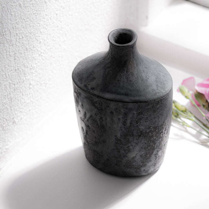 Tomoko Iwata, vase bottle, black | Japanese ceramics (TI13)