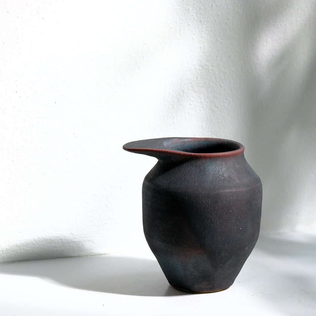Toru Kikuchi, Vase geschwungen, anthrazit mit rot | japanische Keramik (KT20)