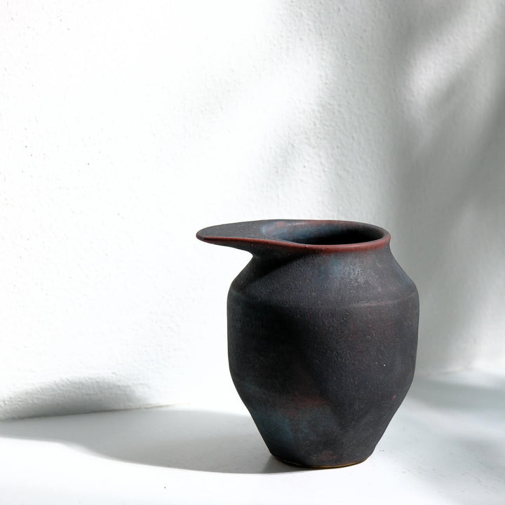 Toru Kikuchi, Vase geschwungen, anthrazit mit rot | japanische Keramik (KT20)
