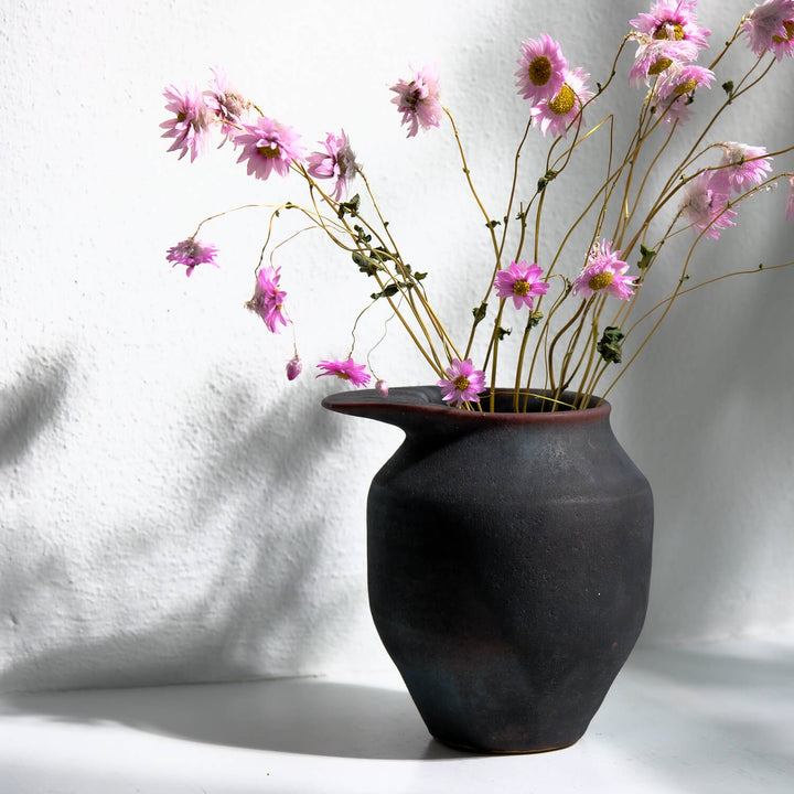 Toru Kikuchi, Vase geschwungen, anthrazit mit rot | japanische Keramik (KT20)