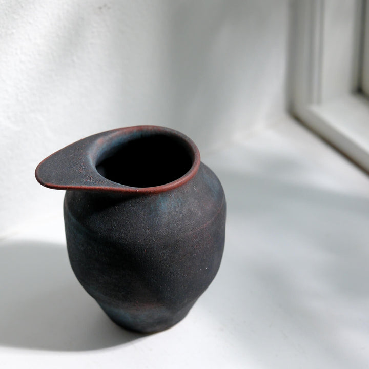 Toru Kikuchi, Vase geschwungen, anthrazit mit rot | japanische Keramik (KT20)