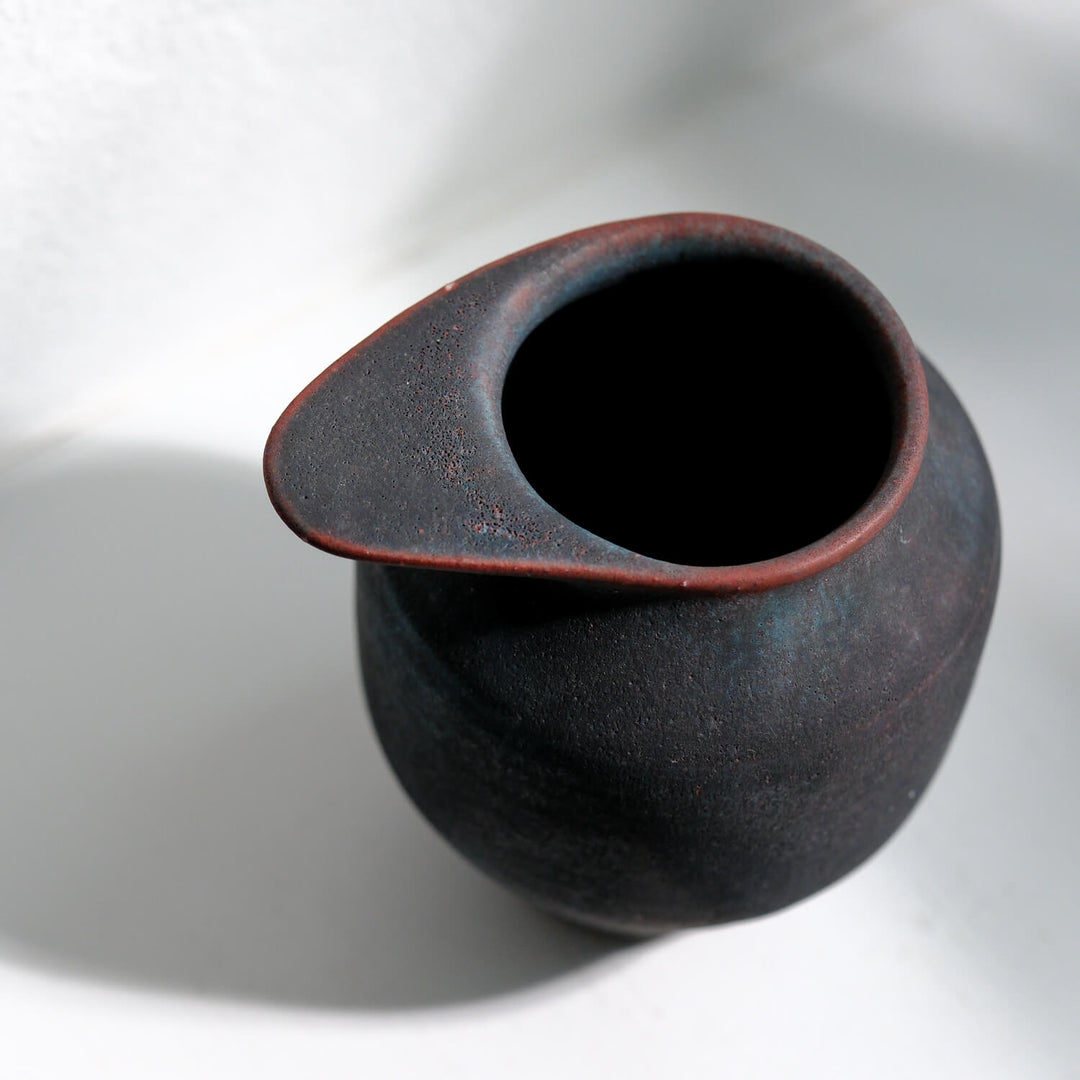Toru Kikuchi, Vase geschwungen, anthrazit mit rot | japanische Keramik (KT20)
