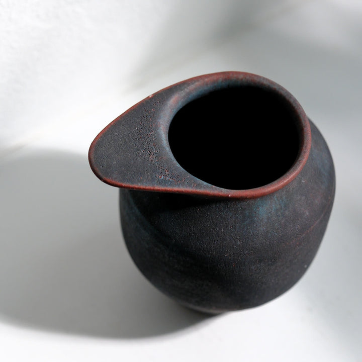 Toru Kikuchi, Vase geschwungen, anthrazit mit rot | japanische Keramik (KT20)