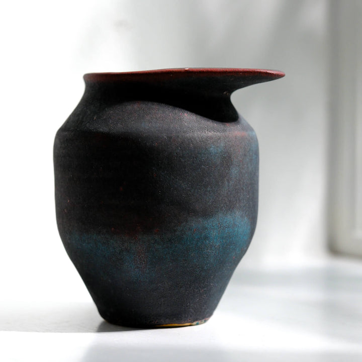 Toru Kikuchi, Vase geschwungen, anthrazit mit rot | japanische Keramik (KT20)