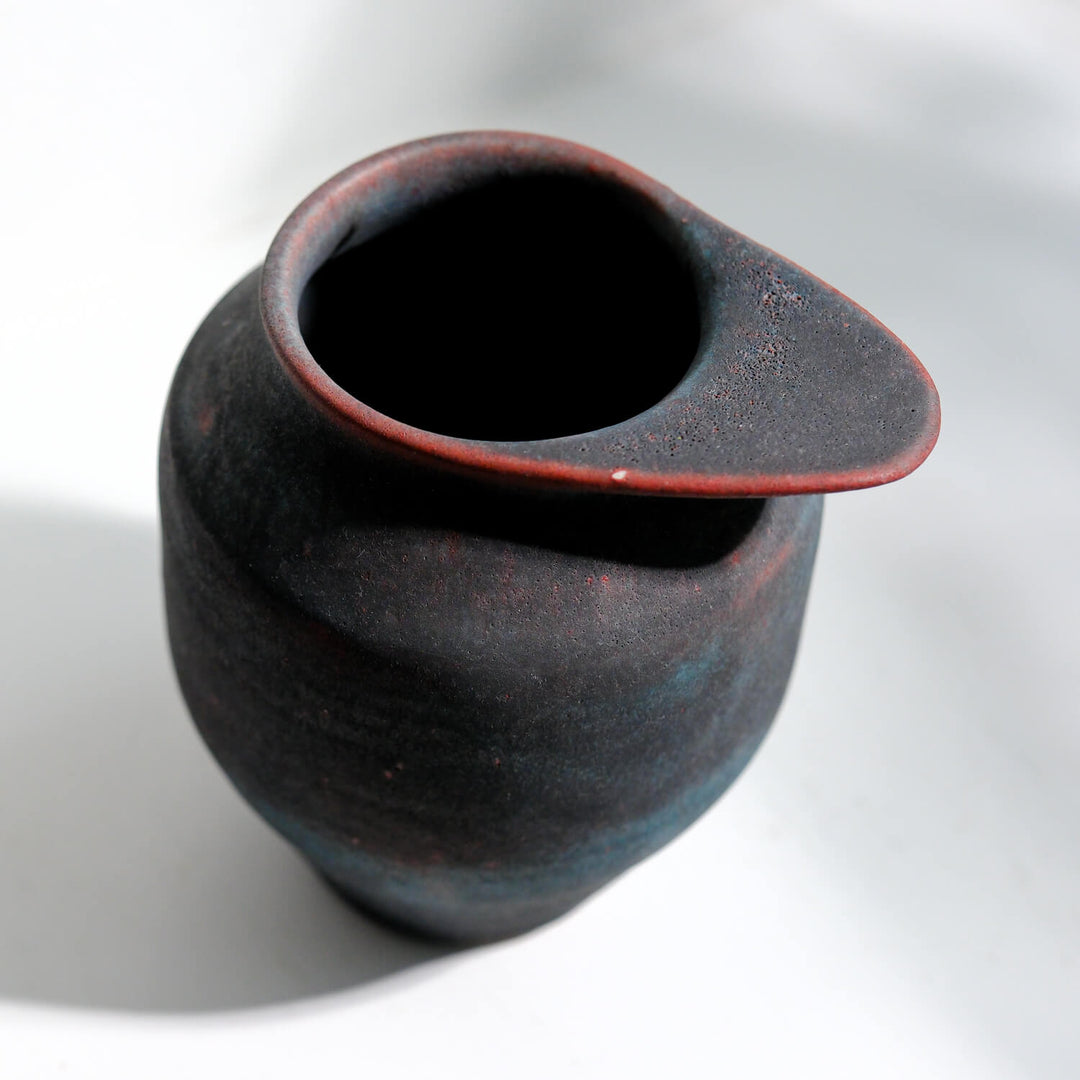 Toru Kikuchi, Vase geschwungen, anthrazit mit rot | japanische Keramik (KT20)