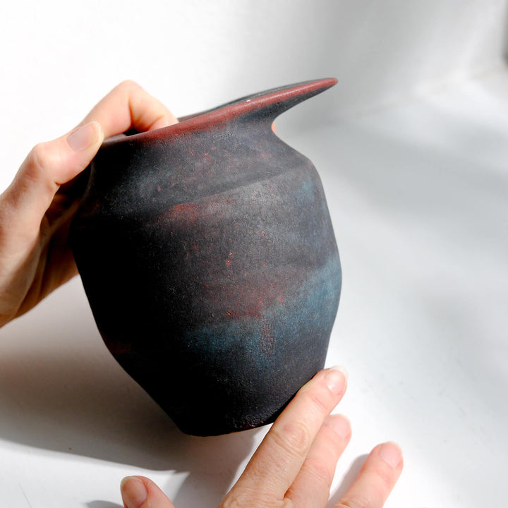 Toru Kikuchi, Vase geschwungen, anthrazit mit rot | japanische Keramik (KT20)