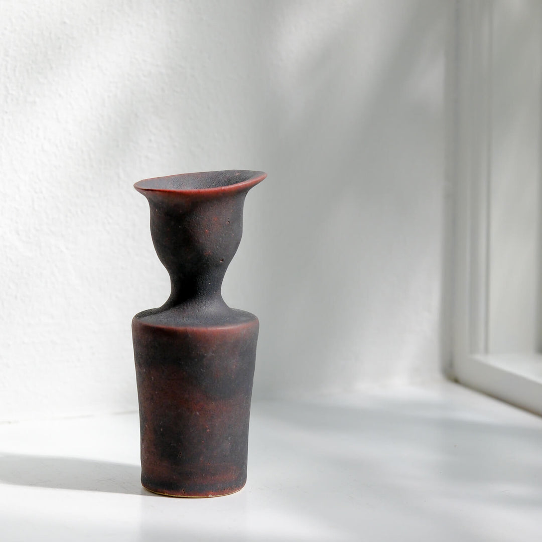 Toru Kikuchi, Vase geschwungen mit Henkel, anthrazit rot | japanische Keramik (KT21)