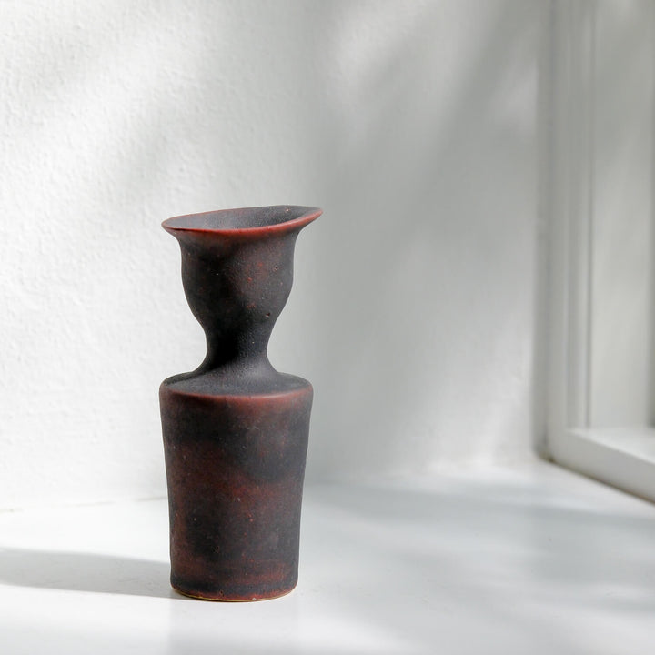 Toru Kikuchi, Vase geschwungen mit Henkel, anthrazit rot | japanische Keramik (KT21)