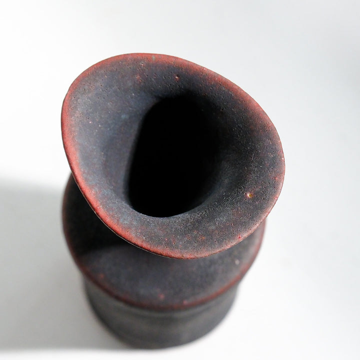 Toru Kikuchi, Vase geschwungen mit Henkel, anthrazit rot | japanische Keramik (KT21)