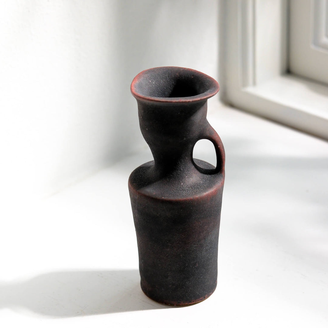 Toru Kikuchi, Vase geschwungen mit Henkel, anthrazit rot | japanische Keramik (KT21)