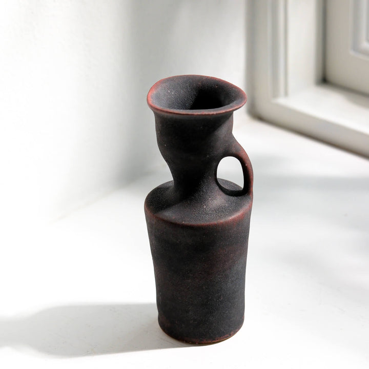 Toru Kikuchi, Vase geschwungen mit Henkel, anthrazit rot | japanische Keramik (KT21)