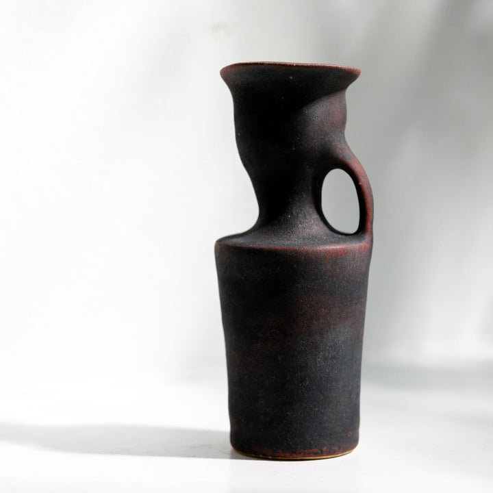 Toru Kikuchi, Vase geschwungen mit Henkel, anthrazit rot | japanische Keramik (KT21)
