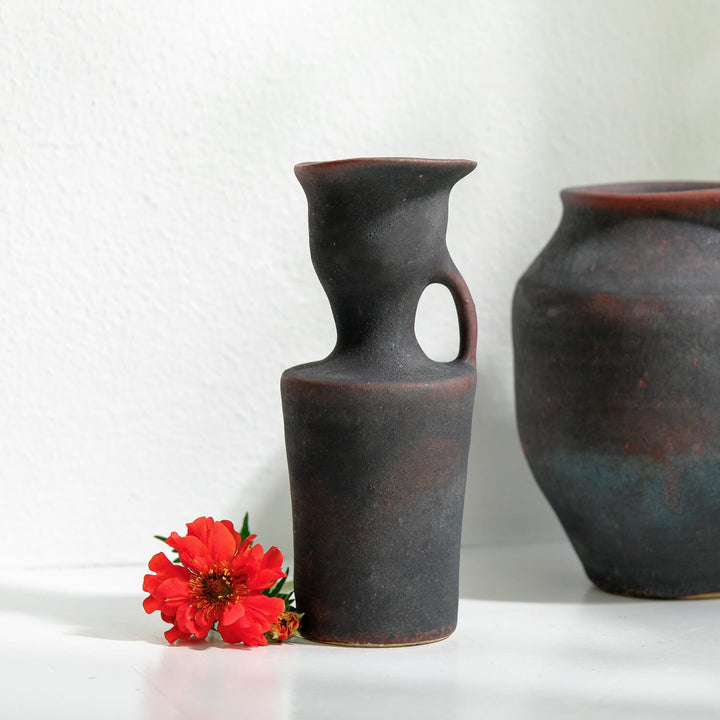 Toru Kikuchi, Vase geschwungen mit Henkel, anthrazit rot | japanische Keramik (KT21)