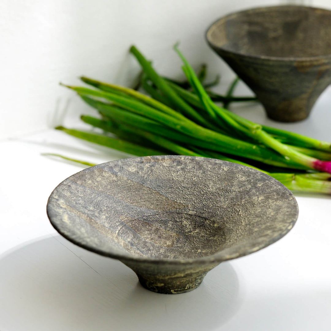 Toru Kikuchi, Schale, flach | japanische Keramik, grau (KT24)