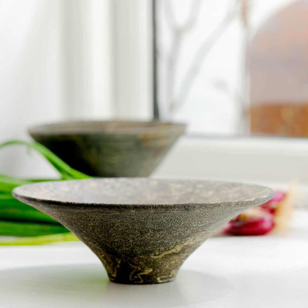 Toru Kikuchi, Schale, flach | japanische Keramik, grau (KT24)
