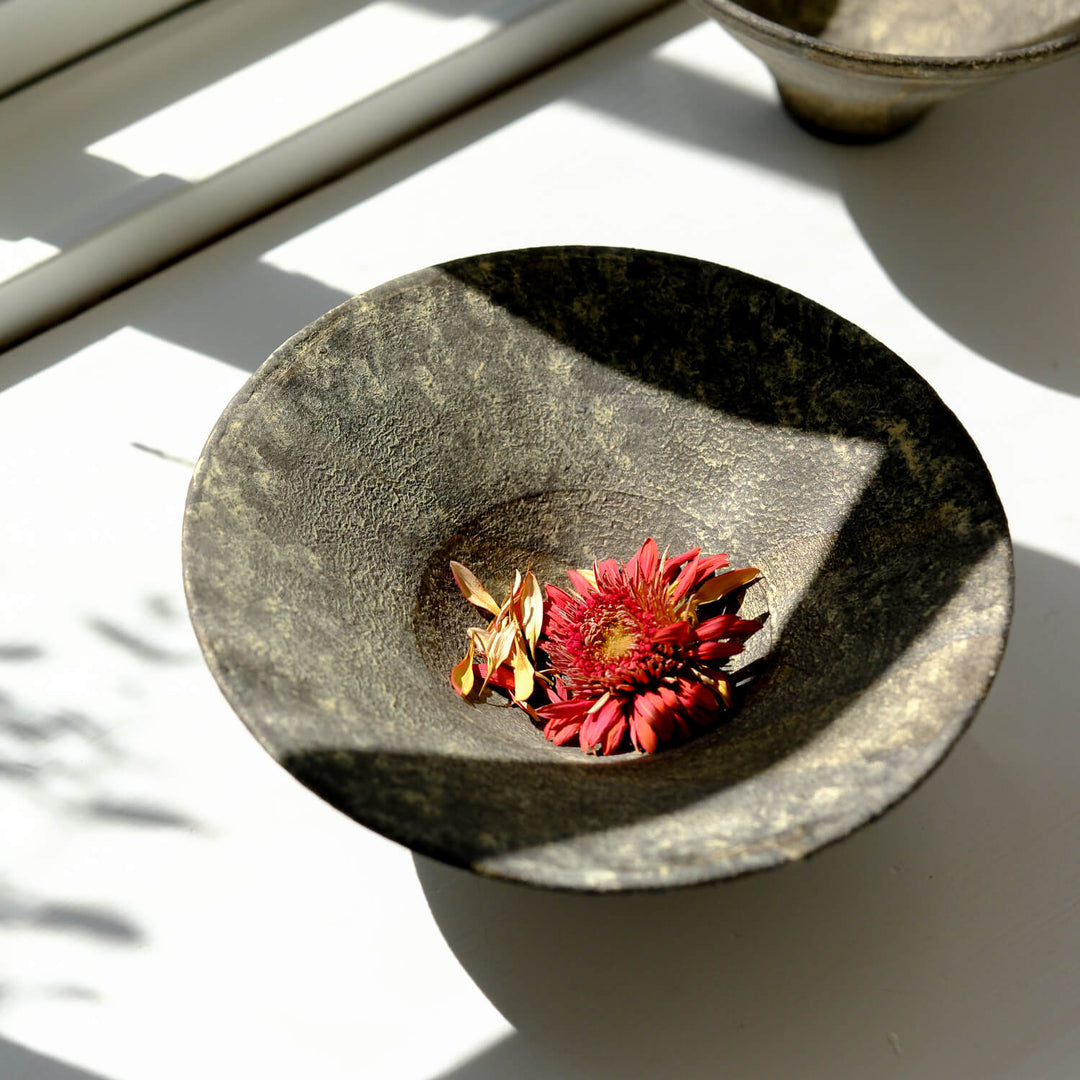 Toru Kikuchi, Schale, flach | japanische Keramik, grau (KT24)