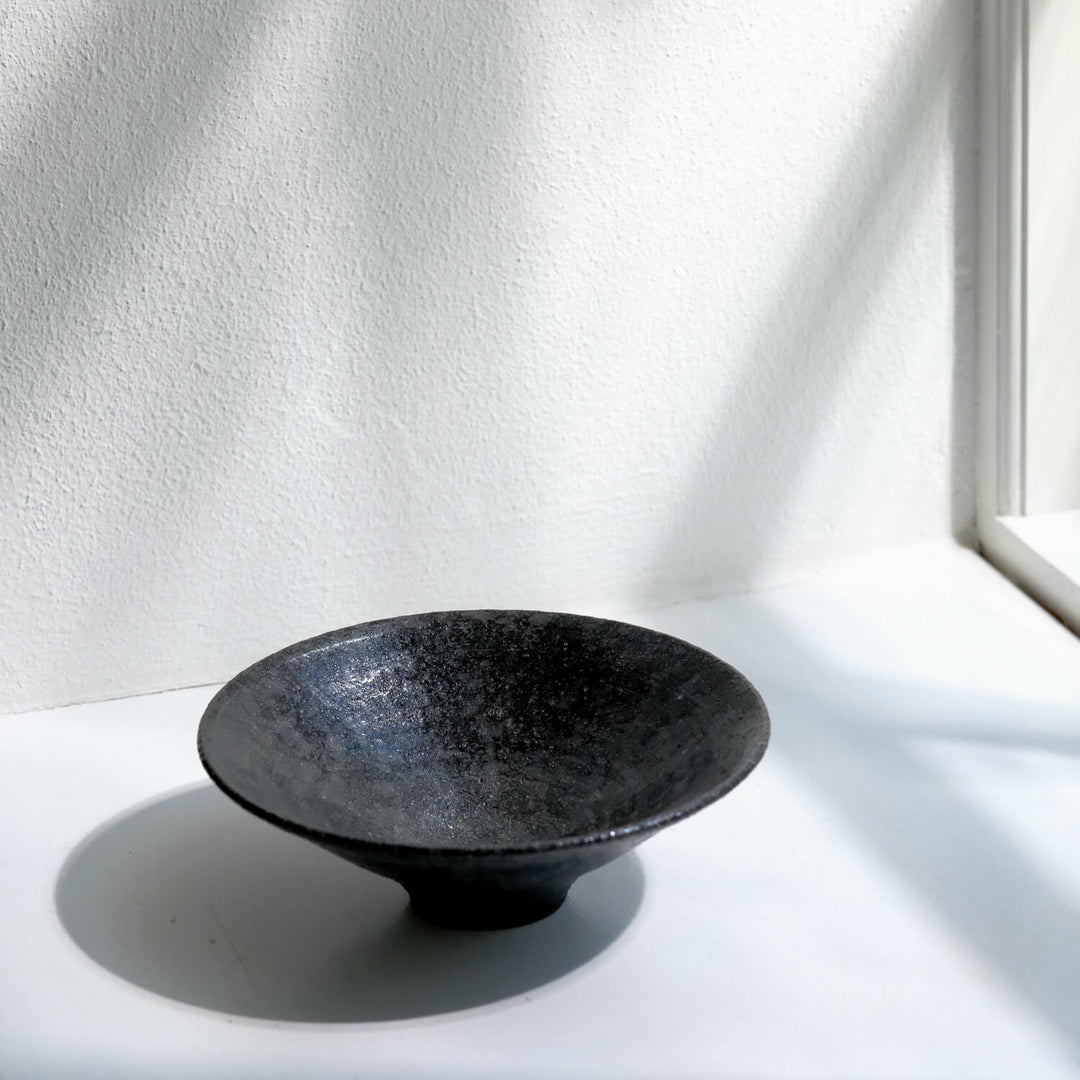 Toru Kikuchi, Schale, flach, schwarz meliert | japanische Keramik (KT25)