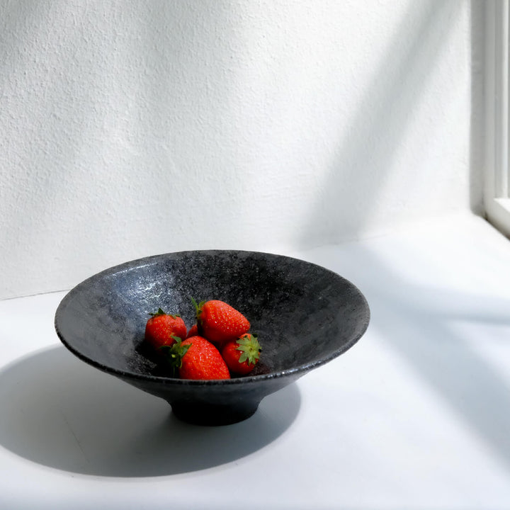 Toru Kikuchi, Schale, flach, schwarz meliert | japanische Keramik (KT25)