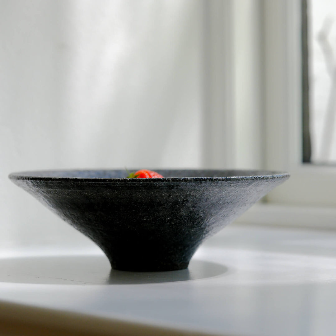 Toru Kikuchi, Schale, flach, schwarz meliert | japanische Keramik (KT25)