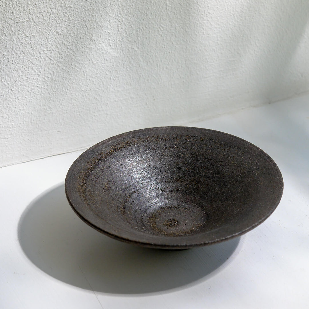 Toru Kikuchi, Schale, flach, schwarz-braun | japanische Keramik (KT28)