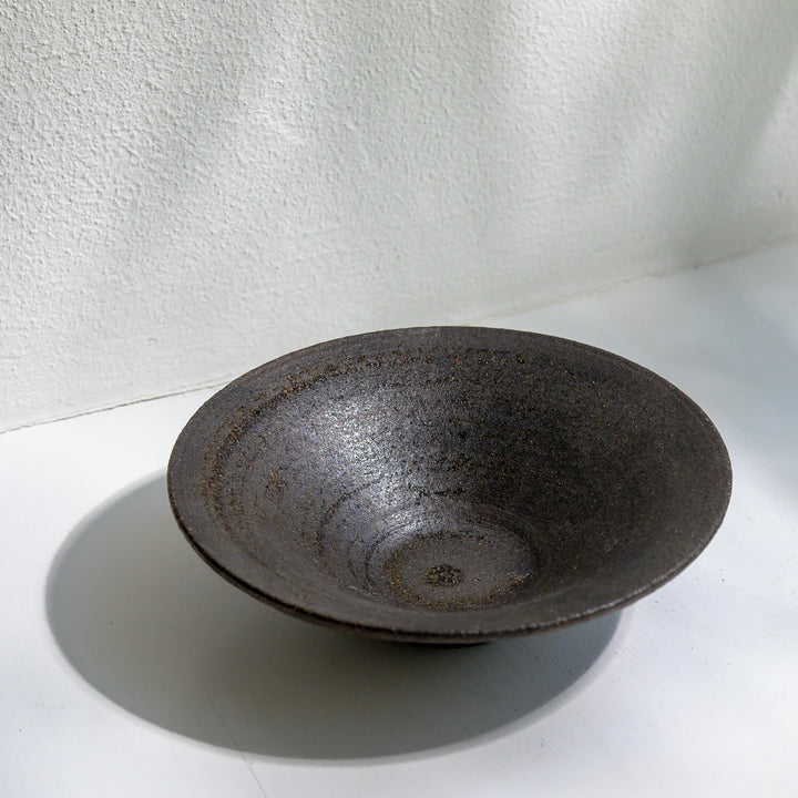 Toru Kikuchi, Schale, flach, schwarz-braun | japanische Keramik (KT28)