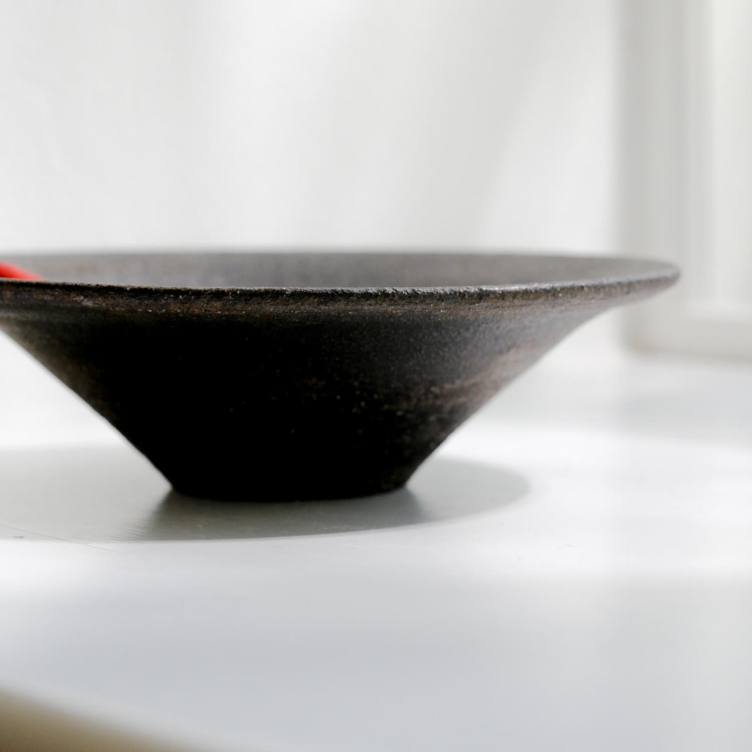 Toru Kikuchi, Schale, flach, schwarz-braun | japanische Keramik (KT28)