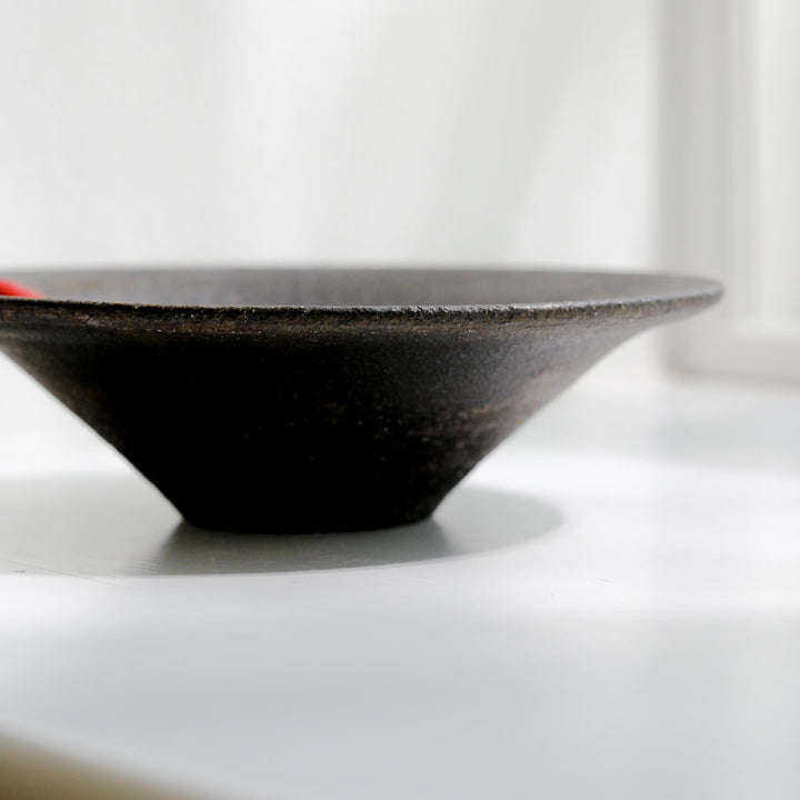 Toru Kikuchi, Schale, flach, schwarz-braun | japanische Keramik (KT28)