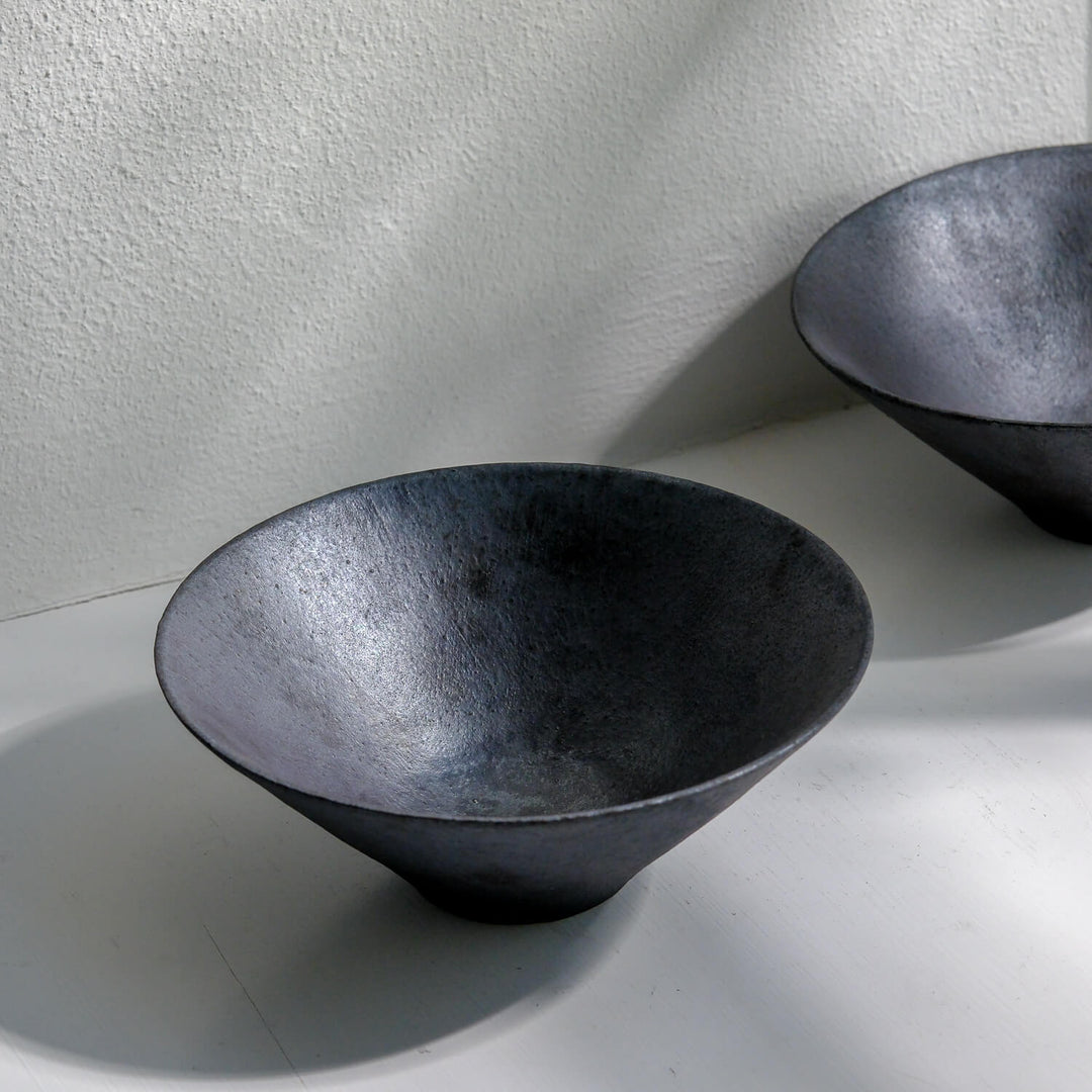 Keramik Schale von Toshifumi Tashiro, japanische Keramik, rund, schwarz,  japanischer Ton mit metallischer Glasur | haptik.de