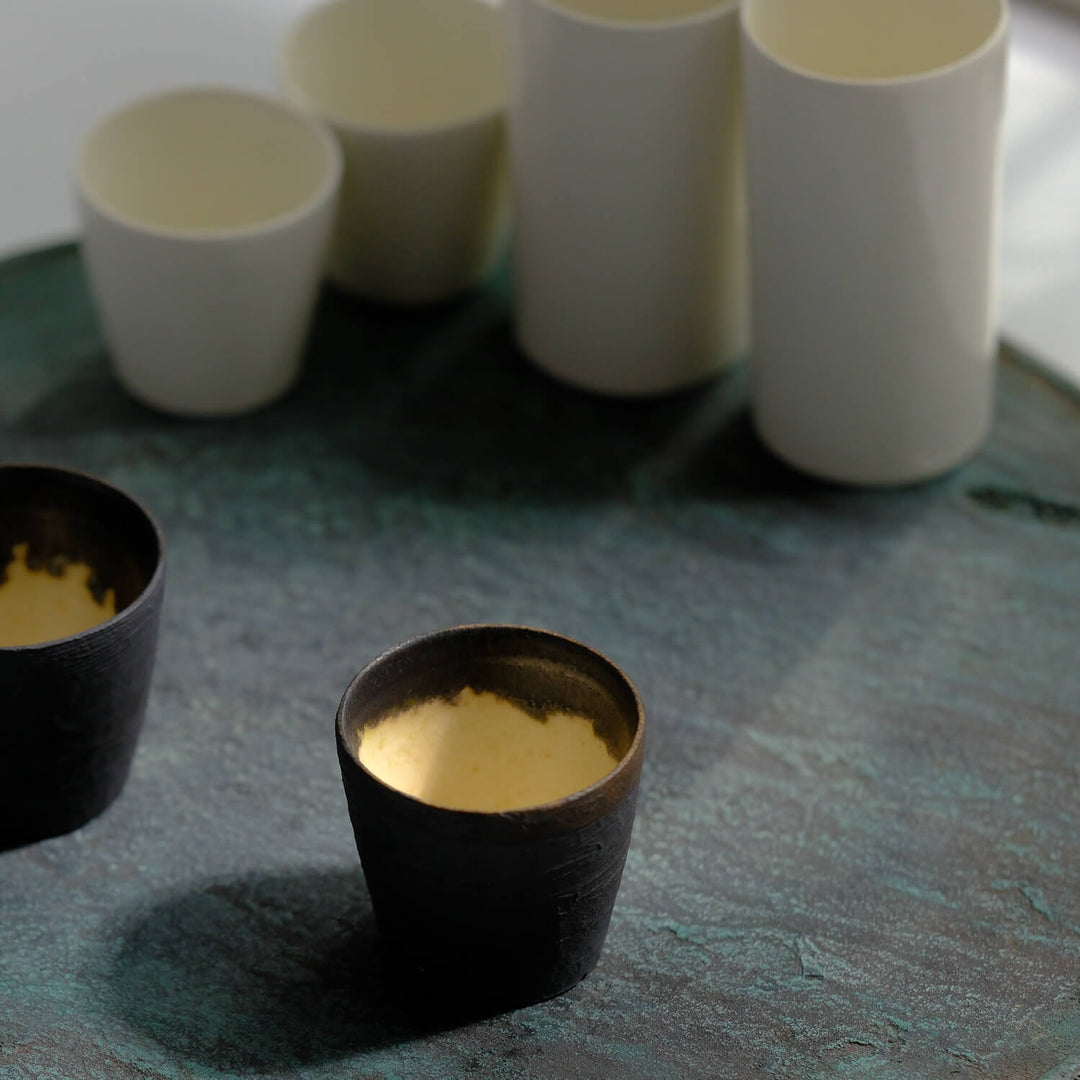 Keramik Becher von Wakahiko Ishikawa, japanische Keramik, zylindrisch, japanischer Ton mit schwarzer Glasur | haptik.de