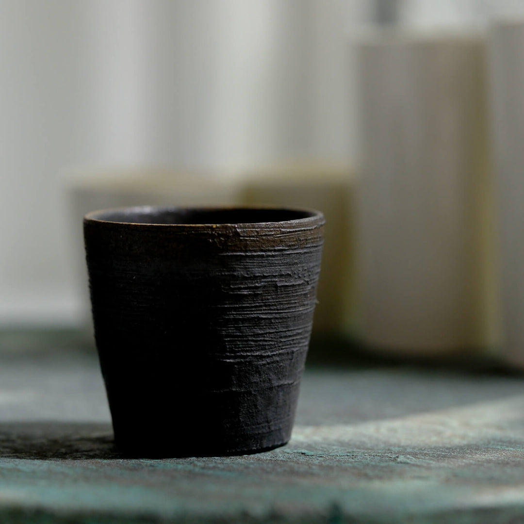 Keramik Becher von Wakahiko Ishikawa, japanische Keramik, zylindrisch, japanischer Ton mit schwarzer Glasur | haptik.de