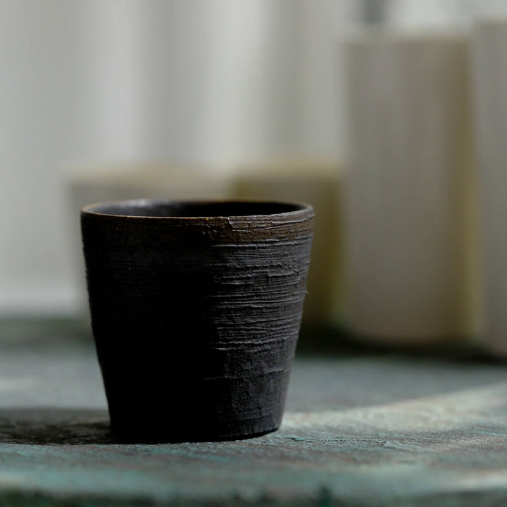 Keramik Becher von Wakahiko Ishikawa, japanische Keramik, zylindrisch, japanischer Ton mit schwarzer Glasur | haptik.de
