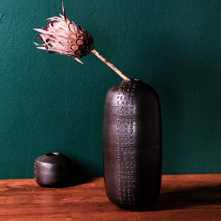 Marie Martin | Keramik Vase mit Reimen, schwarz glasiert (MC11)