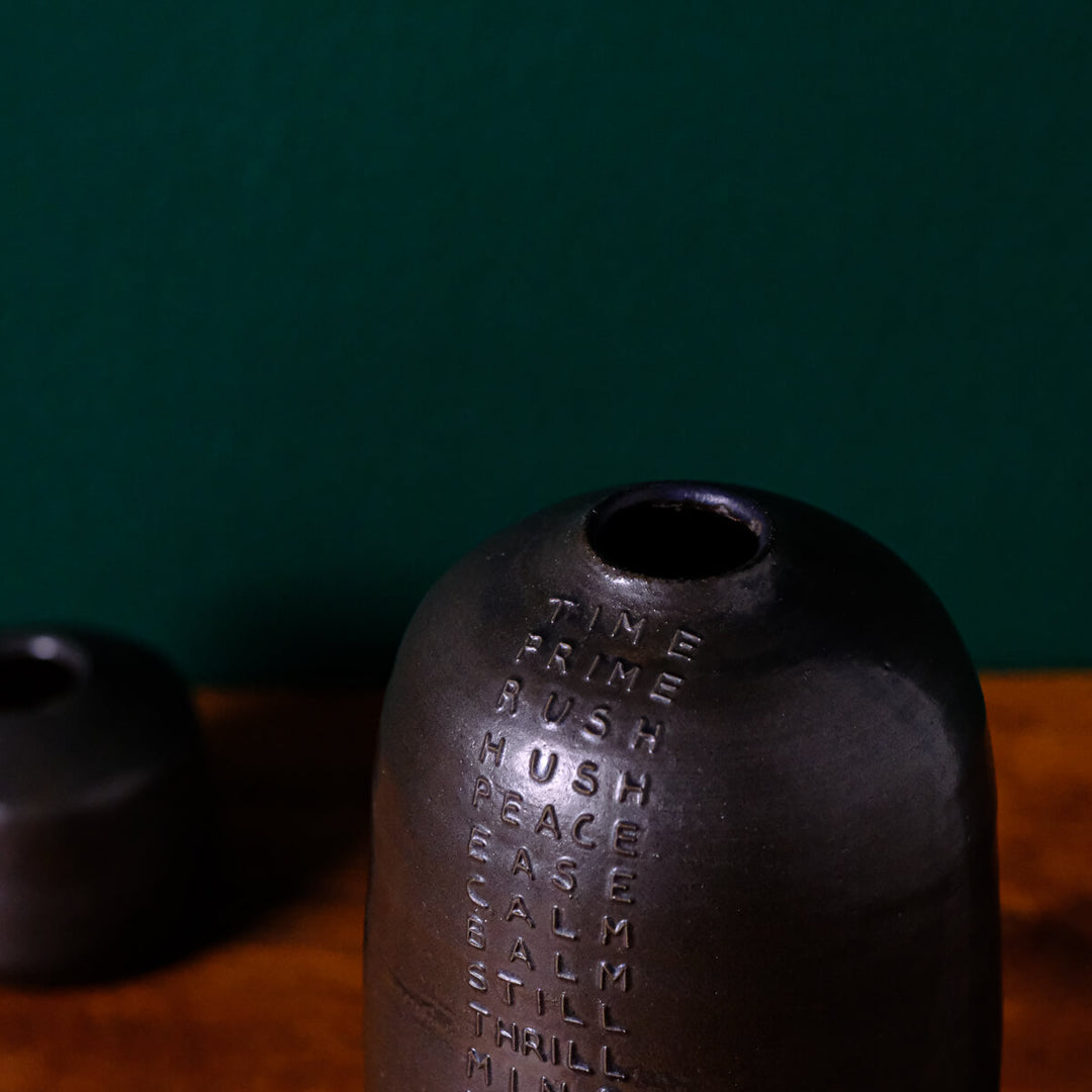 Marie Martin | Keramik Vase mit Reimen, schwarz glasiert (MC11)