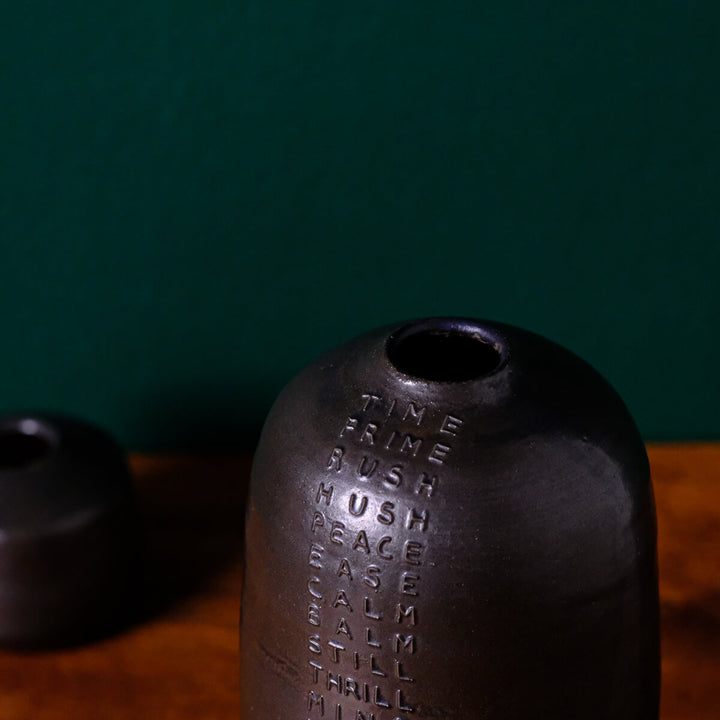 Marie Martin | Keramik Vase mit Reimen, schwarz glasiert (MC11)