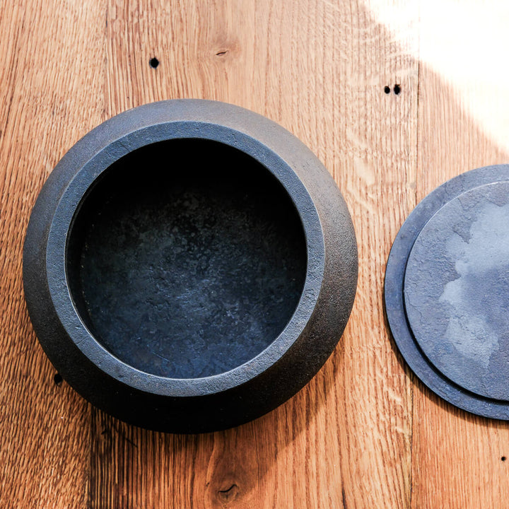 Laurenz Stockner, Dose, schwarzer Stahl, gestaucht | Ø 19 cm (LS12)