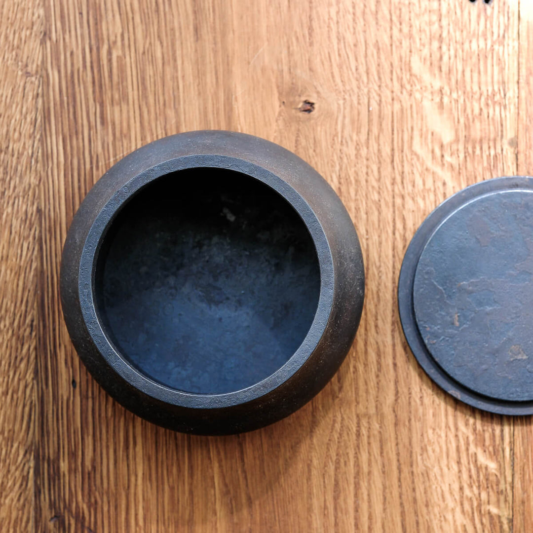 Laurenz Stockner, Dose, schwarzer Stahl, gestaucht | Ø 12,5 cm (LS13)