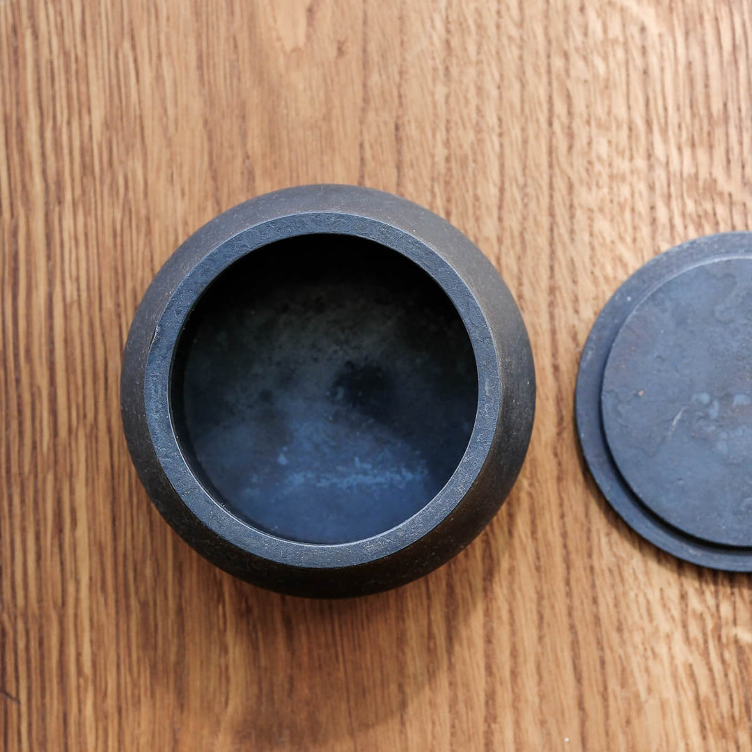 Laurenz Stockner, Dose, schwarzer Stahl, gestaucht | Ø 9 cm (LS14)