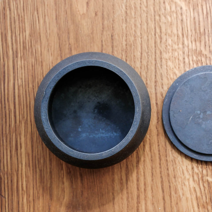 Laurenz Stockner, Dose, schwarzer Stahl, gestaucht | Ø 9 cm (LS14)