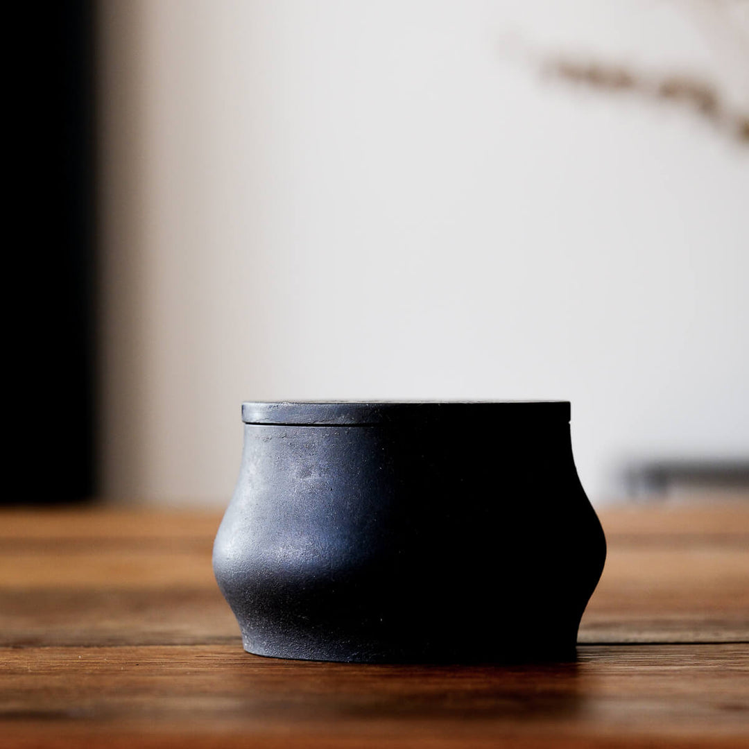 Laurenz Stockner, Dose, schwarzer Stahl, gestaucht | Ø 9 cm (LS14)