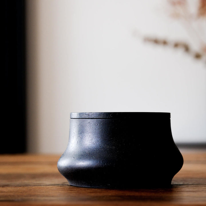 Laurenz Stockner, Dose, schwarzer Stahl, gestaucht | Ø 12,5 cm (LS13)